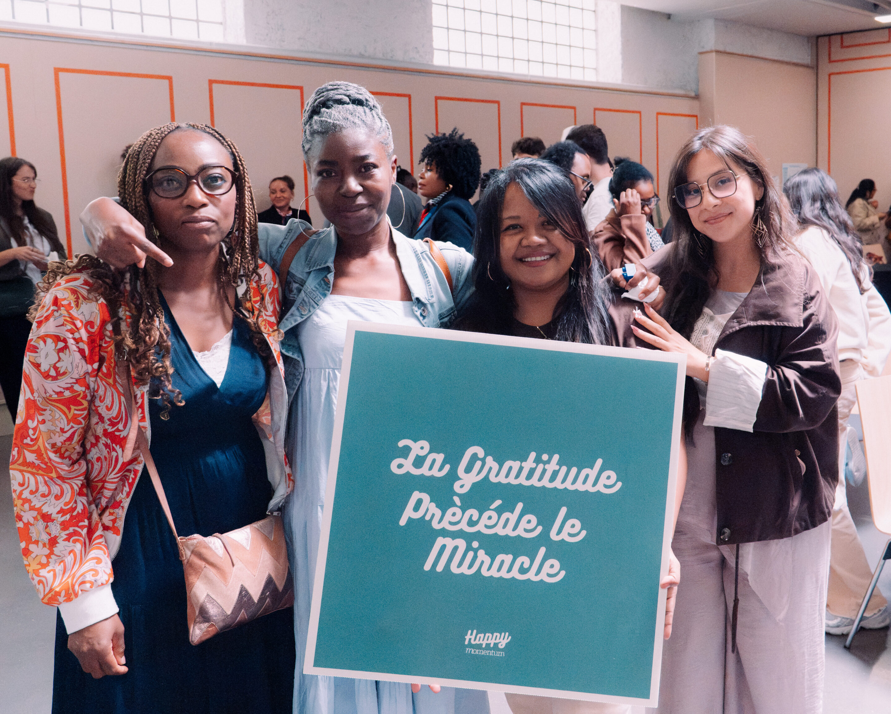 Membres de Momentum Paris avec la pancarte « La gratitude précède le miracle »